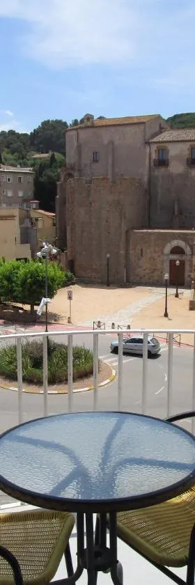 Hotel Apartaments Gesòria Porta Ferrada，位于桑特费柳德吉克索尔斯的酒店