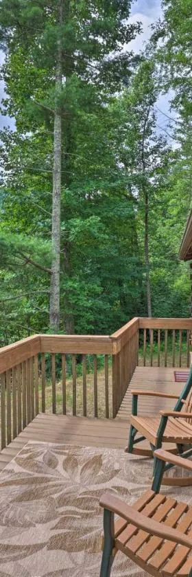 Quaint Log Cabin with Views Near West Jefferson，位于Warrensville的酒店