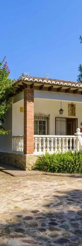 Casa San Rafael, magnífico chalet con gran jardín，位于纳瓦哈斯的酒店