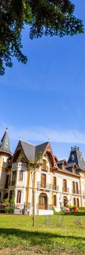 Le Manoir d'Agnès Logis hôtel restaurant，位于阿列日河畔的塔拉斯孔的酒店