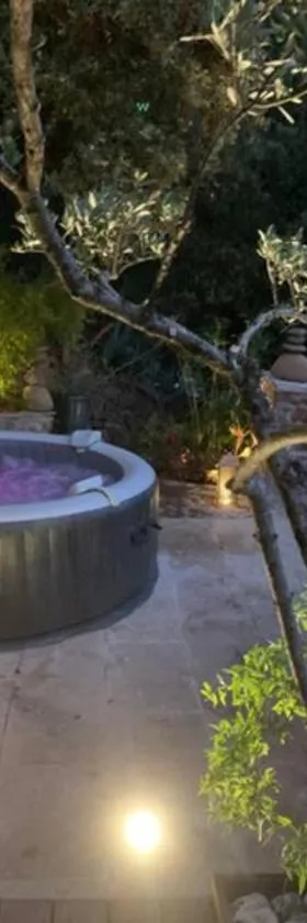 Les clapiers appartement avec jacuzzi et rivière.，位于Mialet的酒店