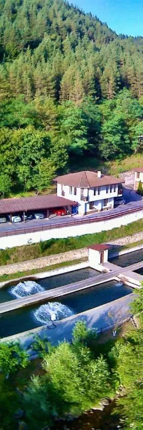 Fisherman's Hut Family Hotel，位于Beden的酒店