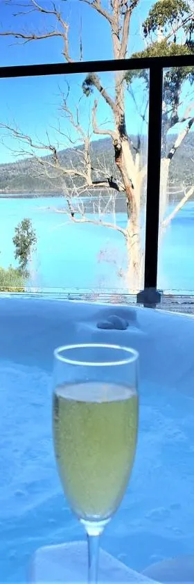 The Beach House- private jacuzzi and wood fire!，位于Dover的酒店