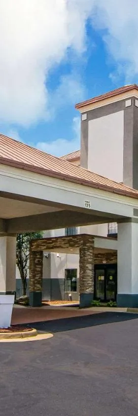 Clarion Pointe South Boston - Danville East，位于南波士顿的酒店