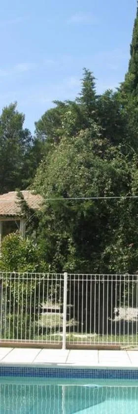 Gîte avec piscine et climatisation，位于Buzignargues的酒店