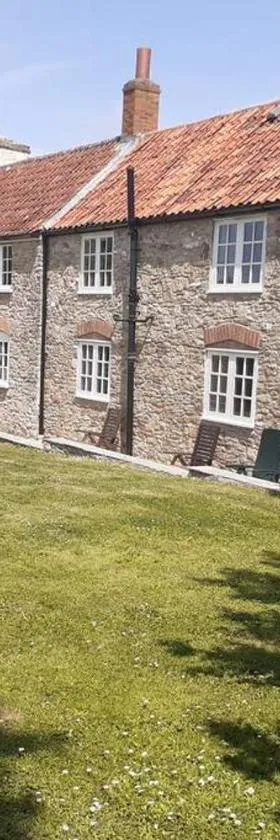 Characterful Cottage adjacent to an Orchard，位于Brockley的酒店