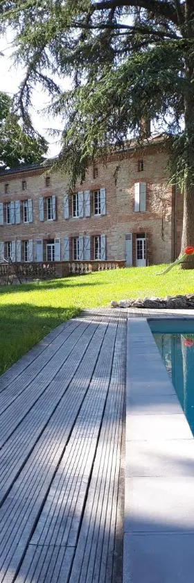 Le Jardin Des Cèdres，位于拉沃尔的酒店