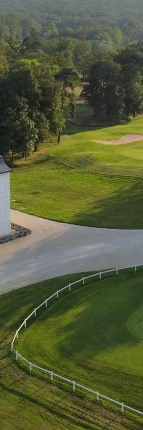 Domaine Du Roncemay - Hôtel, Restaurants, Spa & Golf，位于Aillant-sur-Tholon的酒店