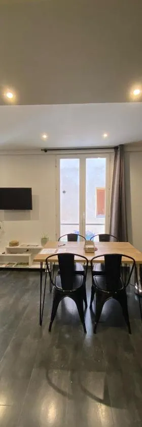 2 Pièces La Tour，位于圣埃蒂安德蒂内埃的酒店