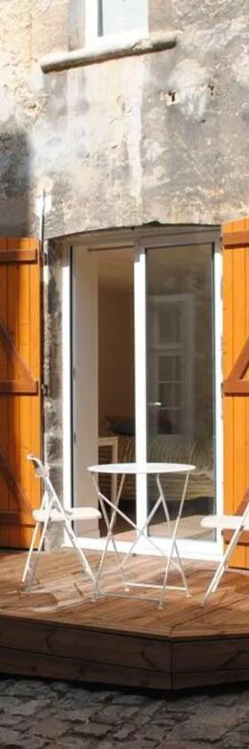 Appartement dans bâtiment du 18ème siècle，位于阿尔让唐的酒店