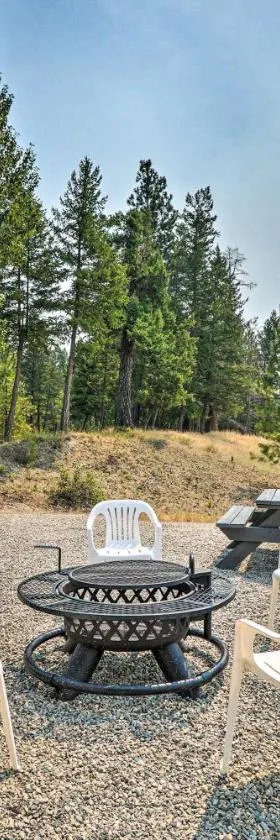 Eureka Tiny Home with Hot Tub and Community Beach!，位于Eureka的酒店