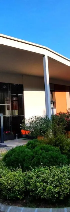 维若尼卡酒店，位于蒂萨新城的酒店