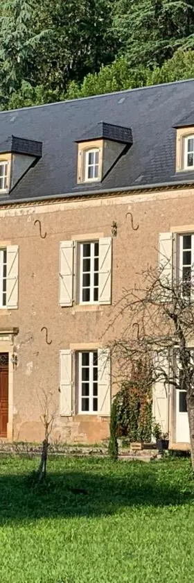 NOUBAR，位于Cénevières的酒店