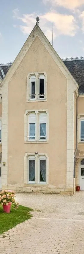贝尔蒂尼尔斯庄园旅馆，位于Cravant-les-Coteaux的酒店