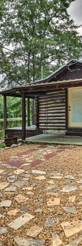 1950s Serenity Pond Cabin with View Peace and Quiet!，位于塔拉迪加的酒店