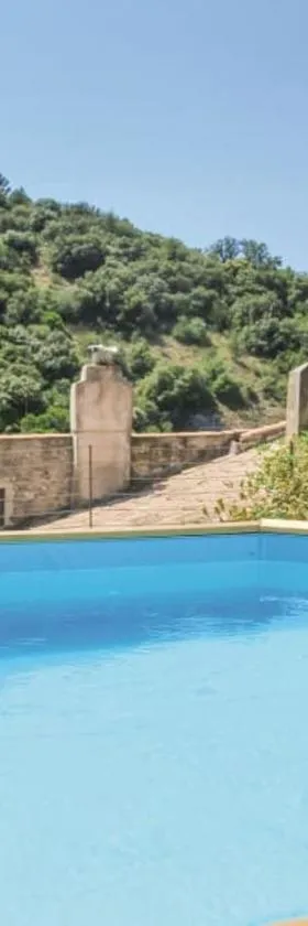 LES JARDINS DE LA CATHÉDRALE chambres d Hôtes gîte de groupe，位于Viviers的酒店