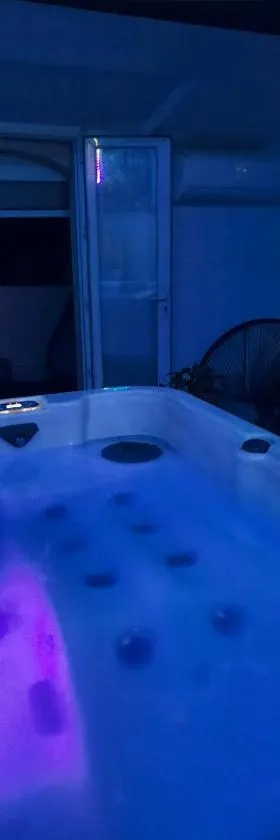 Maison avec jacuzzi，位于Saint-Mitre-les-Remparts的酒店