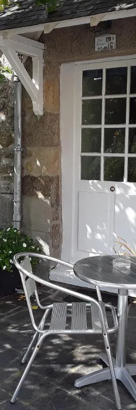 Ker Jerome - Traditional Stone Breton Cottage near to Dinan，位于Trélivan的酒店