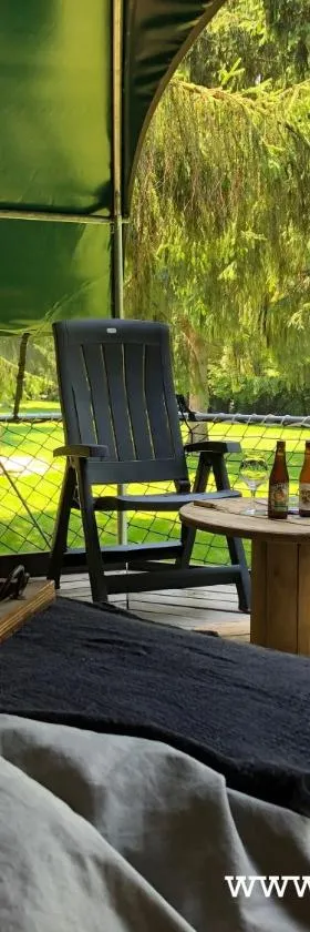 Camping Ardennes Insolites-Camping Alaska，位于Marbehan的酒店