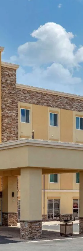 Comfort Inn & Suites，位于Edgewood的酒店