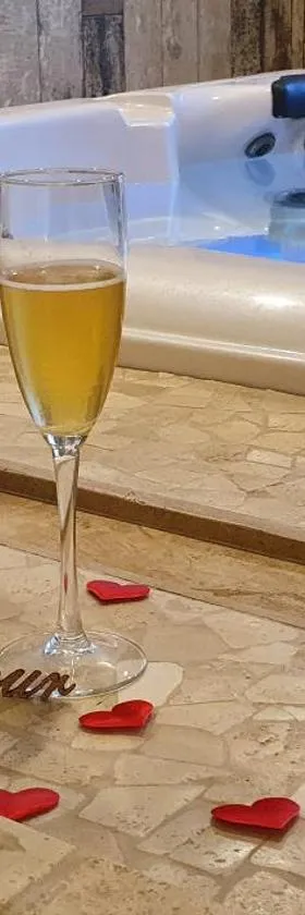 Loveroom La Garçonn'Hyères，位于耶尔的酒店