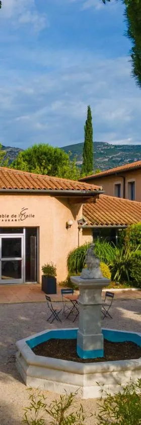 Logis Hotel Noemys pont de l'Etoile，位于欧巴涅的酒店