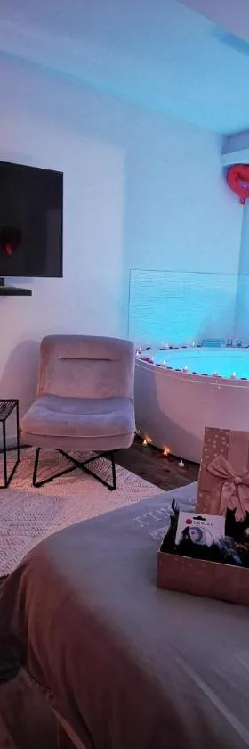 LoveSparadise -Suite Le Secret，位于Saints的酒店