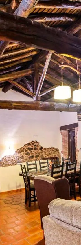 'El Charcón' Casa con piscina compartida，位于托里科的酒店