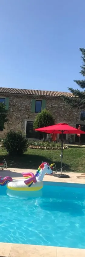 La Bergerie des Amandiers Chambres et Table d'Hôtes，位于Malataverne的酒店