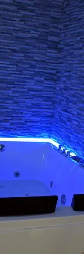Alojamientos Lola, Suite con jacuzzi，位于贝纳卢普-卡萨斯维耶哈斯的酒店