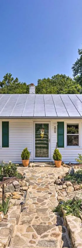 Charming Cottage Less Than 10 Mi to Wineries and Skiing!，位于Nellysford的酒店