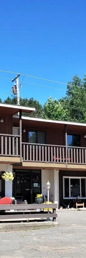 Lakeshore Motel Ice Lake，位于Iron River的酒店