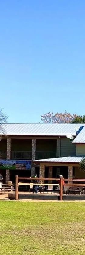 Flying L Ranch Resort & Golf Course，位于班德拉的酒店