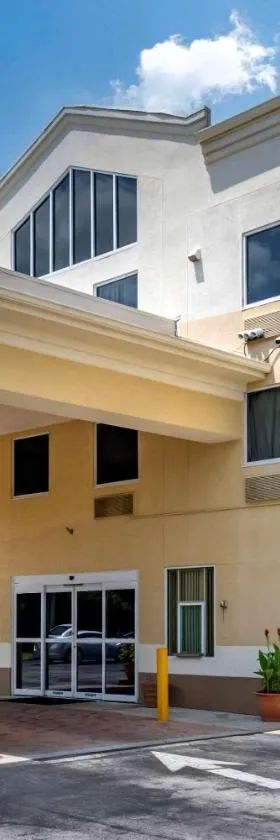 Comfort Inn & Suites DeLand - near University，位于德兰的酒店