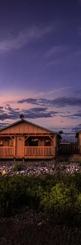 -Pet Friendly- Miners Cabin #5 -Two Double Beds - Private Balcony，位于汤姆斯通的酒店