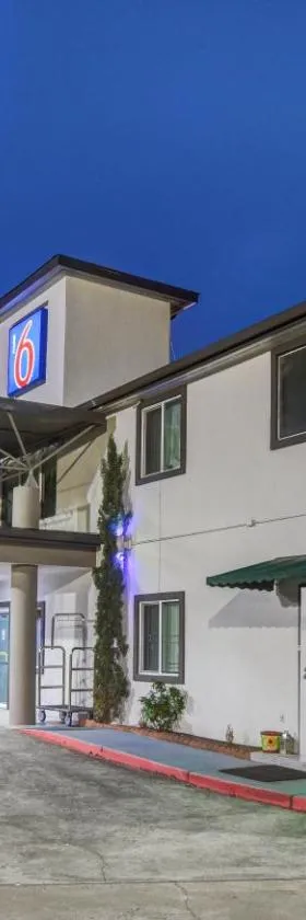 Motel 6 Humble, TX - Houston International Airport，位于亨博尔的酒店