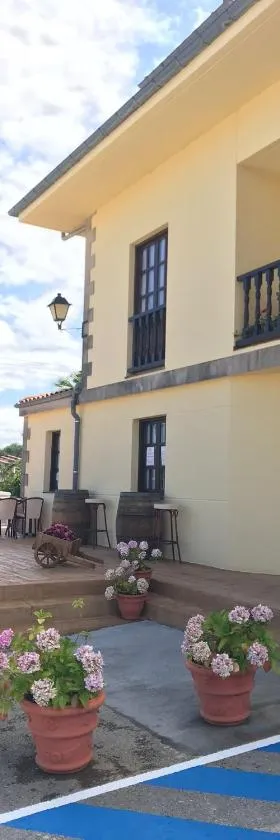 Hotel Salldemar，位于桑提亚纳德玛的酒店