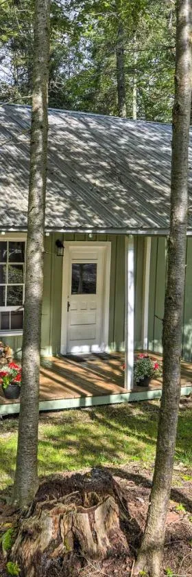 Adirondacks Cabin with Fire Pit on Otter Lake!，位于Forestport的酒店