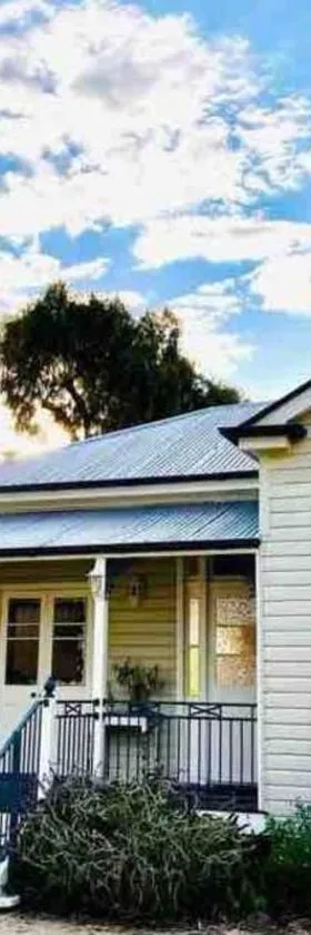 Montrose Farm Stay - Charming 2 bedroom cottage，位于Goomburra的酒店