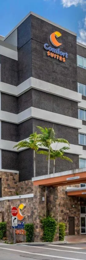 Comfort Suites Fort Lauderdale Airport & Cruise Port，位于达尼亚滩的酒店