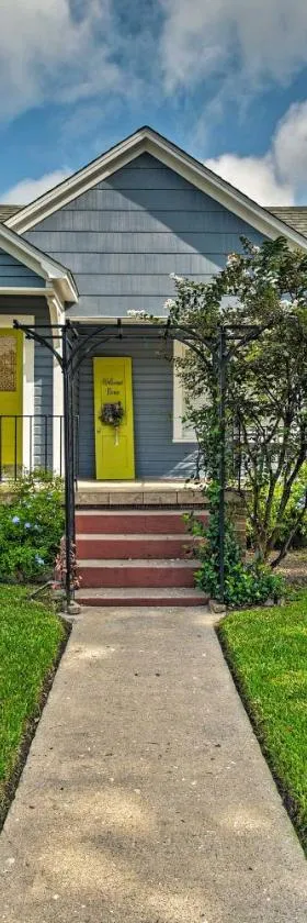 Pet-Friendly Brenham Cottage with Yard!，位于布伦纳姆的酒店