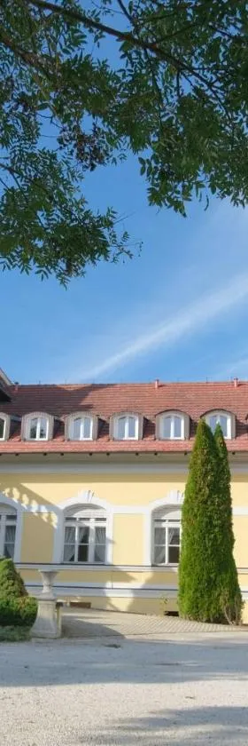 Rosenberg Kúria，位于Táplánszentkereszt的酒店