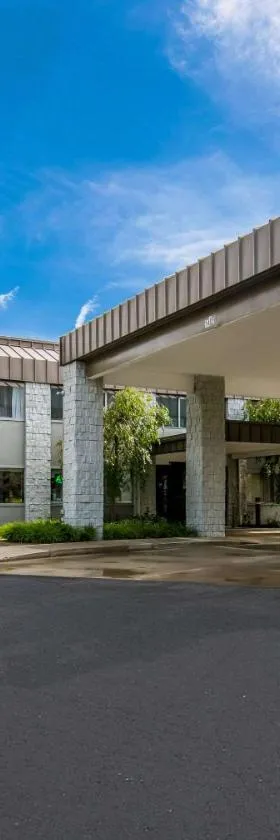 Clarion Pointe Jamestown - Falconer，位于詹姆斯敦的酒店