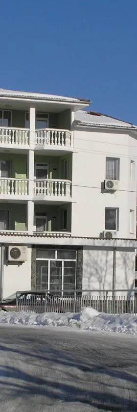 Karadzhovy Guest House，位于卡洛费尔的酒店