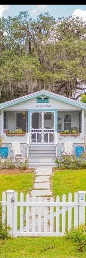 Charming 1935 Florida Cottage overlooking Lake Tulane，位于埃文帕克的酒店