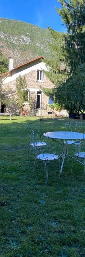 CHALET Tout Confort Proche d AX 3 Domaines，位于Vèbre的酒店