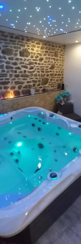 Le Ptit Spa de L'Abbaye Suite love et Spa privé，位于Lonlay-lʼAbbaye的酒店