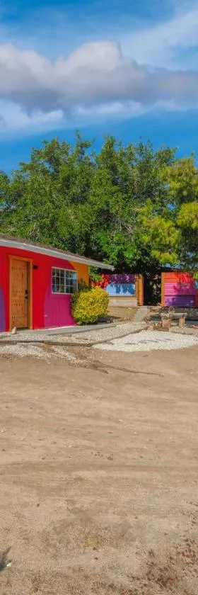 @ Marbella Lane - Rainbow House Glampers Paradise，位于约书亚树的酒店