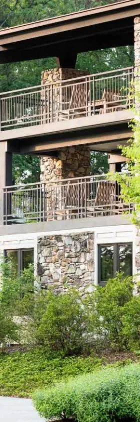 Kanuga Inn & Lodging，位于亨德森维尔的酒店