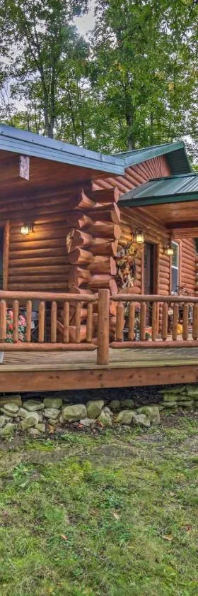 Updated Manistique Log Cabin, Yard and Fire Pit，位于马尼斯蒂克的酒店